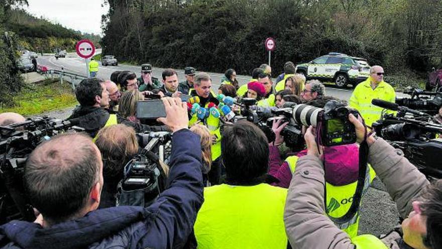 Miñones, atendiendo a los medios, en su visita a la zona del siniestro en la N-541. |  // BERNABÉ