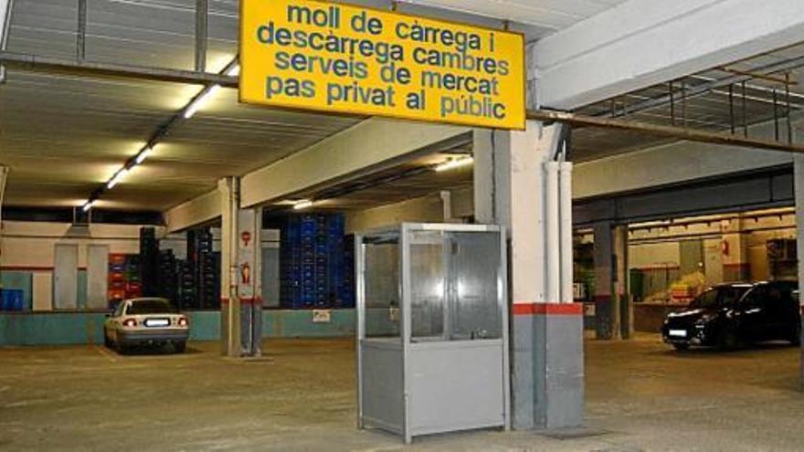 Interior de l&#039;aparcament del mercat mirant cap als molls de càrrega