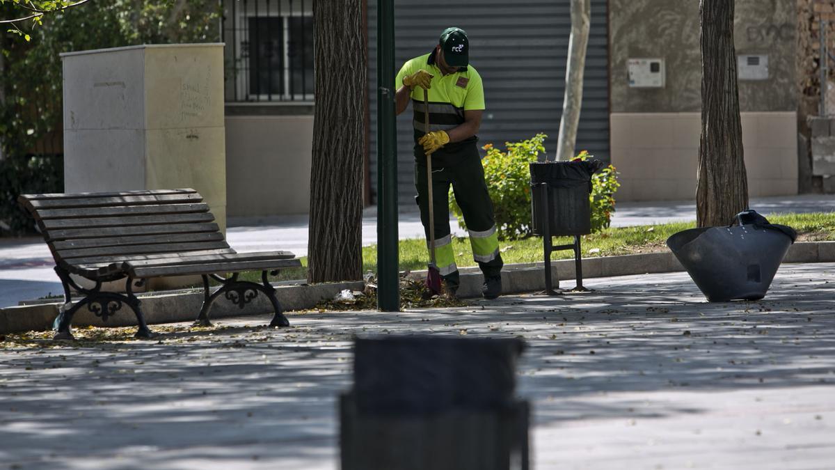 Un barrendero limpia en una calle de Crevillent, en imagen de archivo