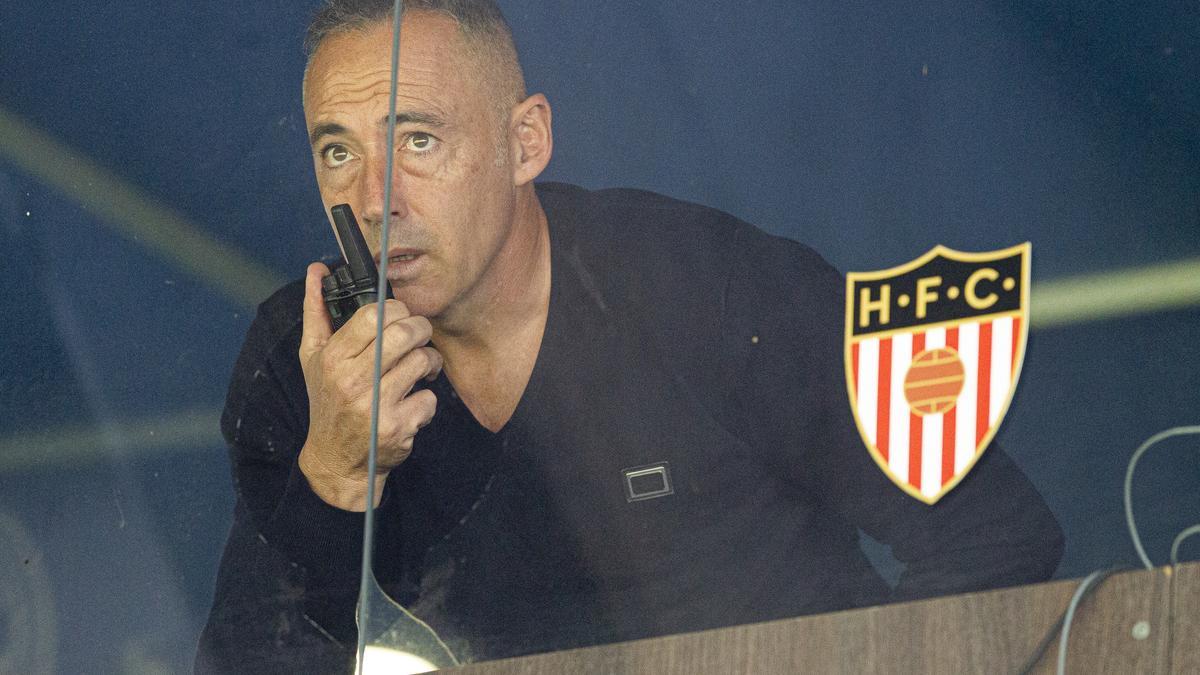 Ángel Rodríguez se comunica con su segundo desde el antepalco del Rico Pérez durante el partido contra el Lleida.
