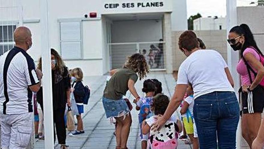 Una docente de la escuela recoge en la puerta del centro a los alumnos de un grupo de cuatro años antes del inicio de la primera jornada escolar.