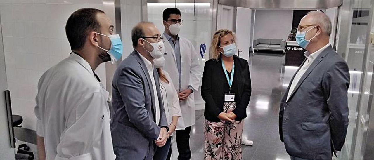 Los alcaldes de Alzira y Carcaixent en su visita al hospital. | LEVANTE-EMV