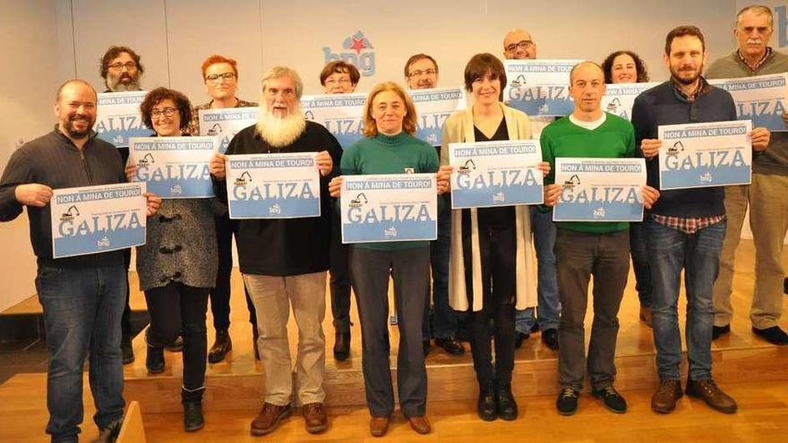 Pontón con cargos municipales del BNG portan carteles con el lema &#039;Non á mina de Touro&#039;.