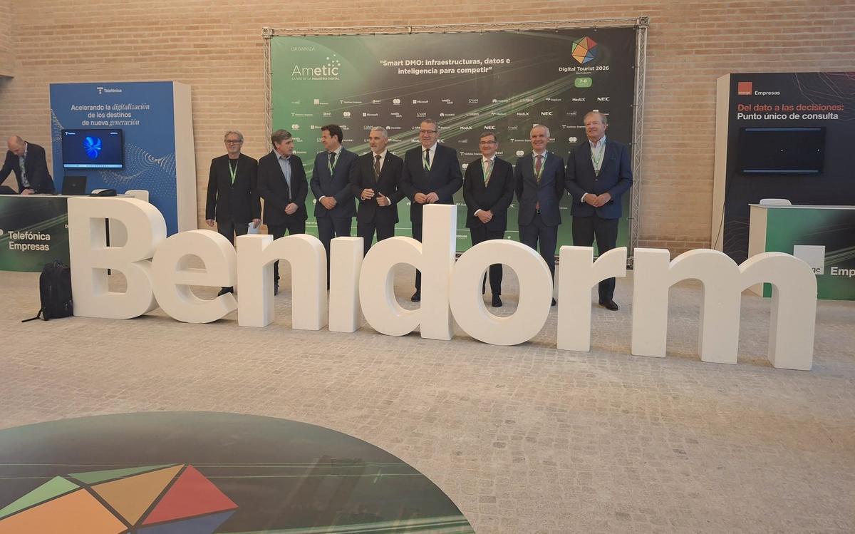 Foto de familia de las autoridades en el arranque de Digital Tourist.
