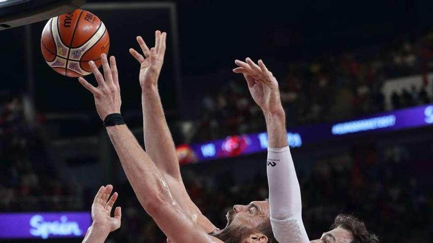 Marc Gasol se levanta entre dos jugadores de la selección turca.