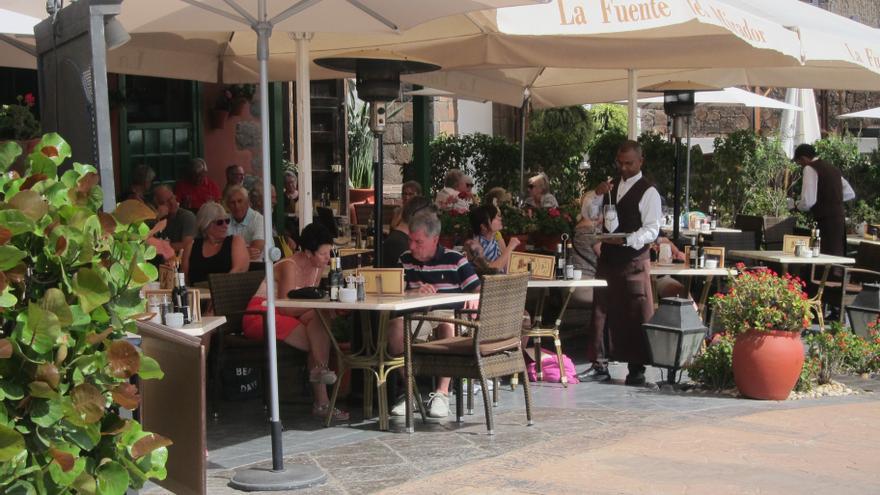 Archivo - Turistas en un restaurante en Costa Adeje, Tenerife