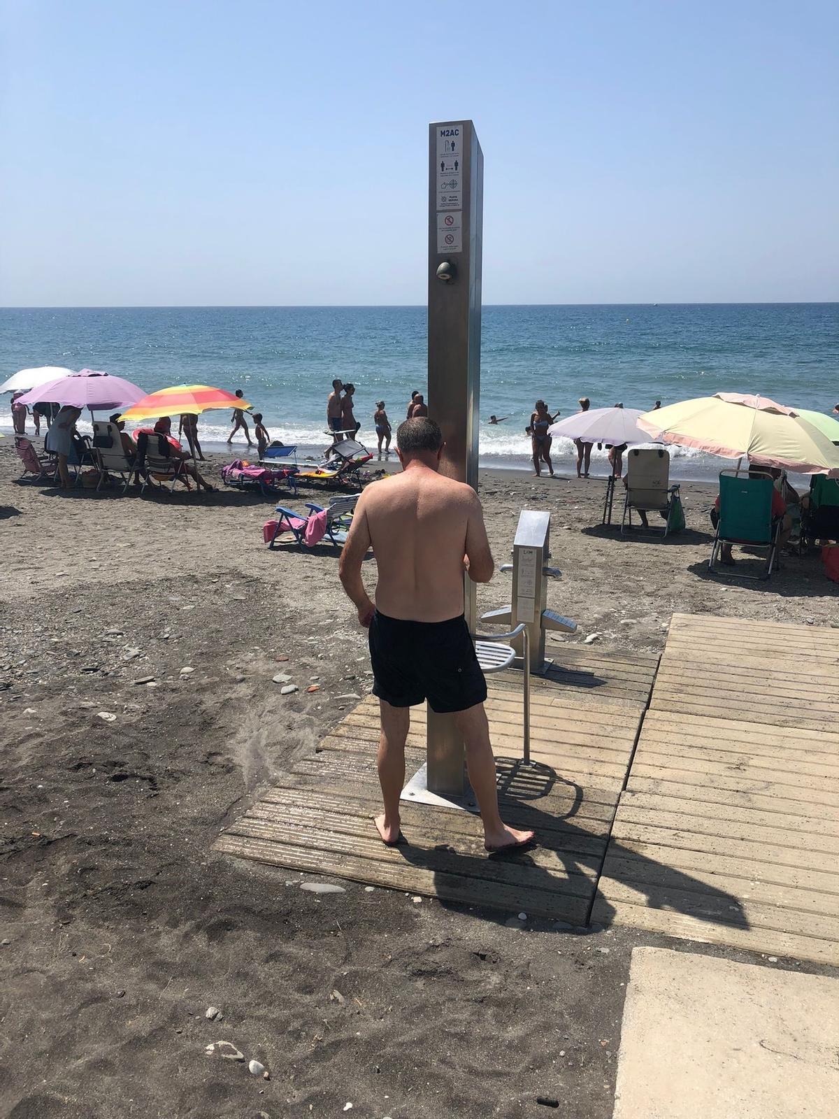 Playa de Algarrobo (Málaga), donde restringirán el agua de las duchas