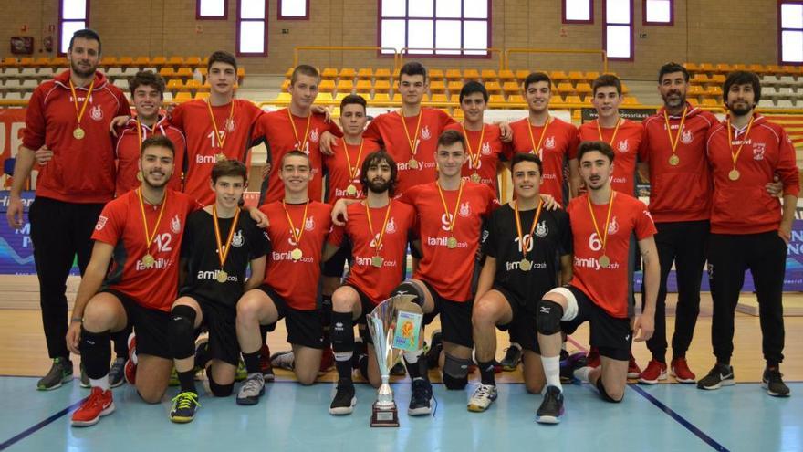 Jugadores y técnicos del CV Xàtiva juvenil con el trofeo y las medallas de oro en Soria