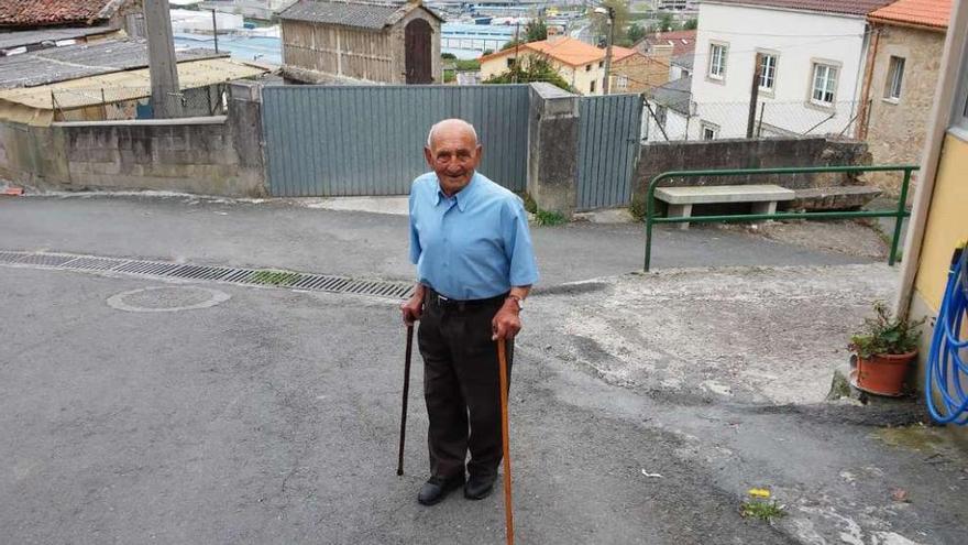 Manuel Seixas, al lado de su lugar de residencia en Figueiroa.