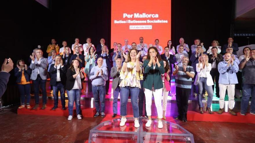 Francina Armengol y Catalina Cladera con los 50 candidatos a las alcaldías de Mallorca en un acto celebrado ayer en Palma.