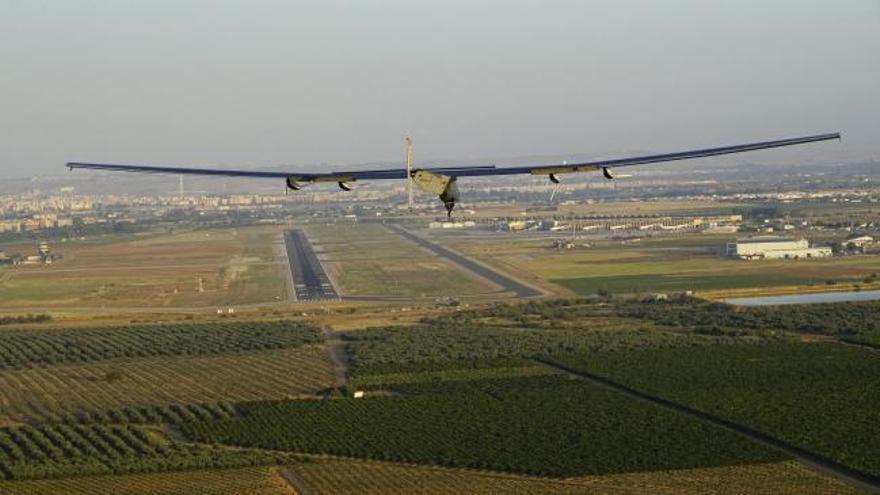 El avión solar Impulse aterriza en Sevilla después de cruzar el Atlántico