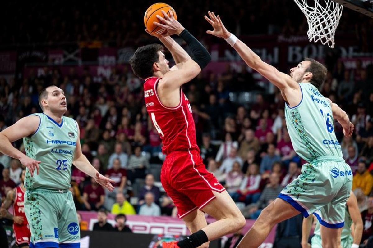 Pep Busquets entra a cistella davant el Lleida.