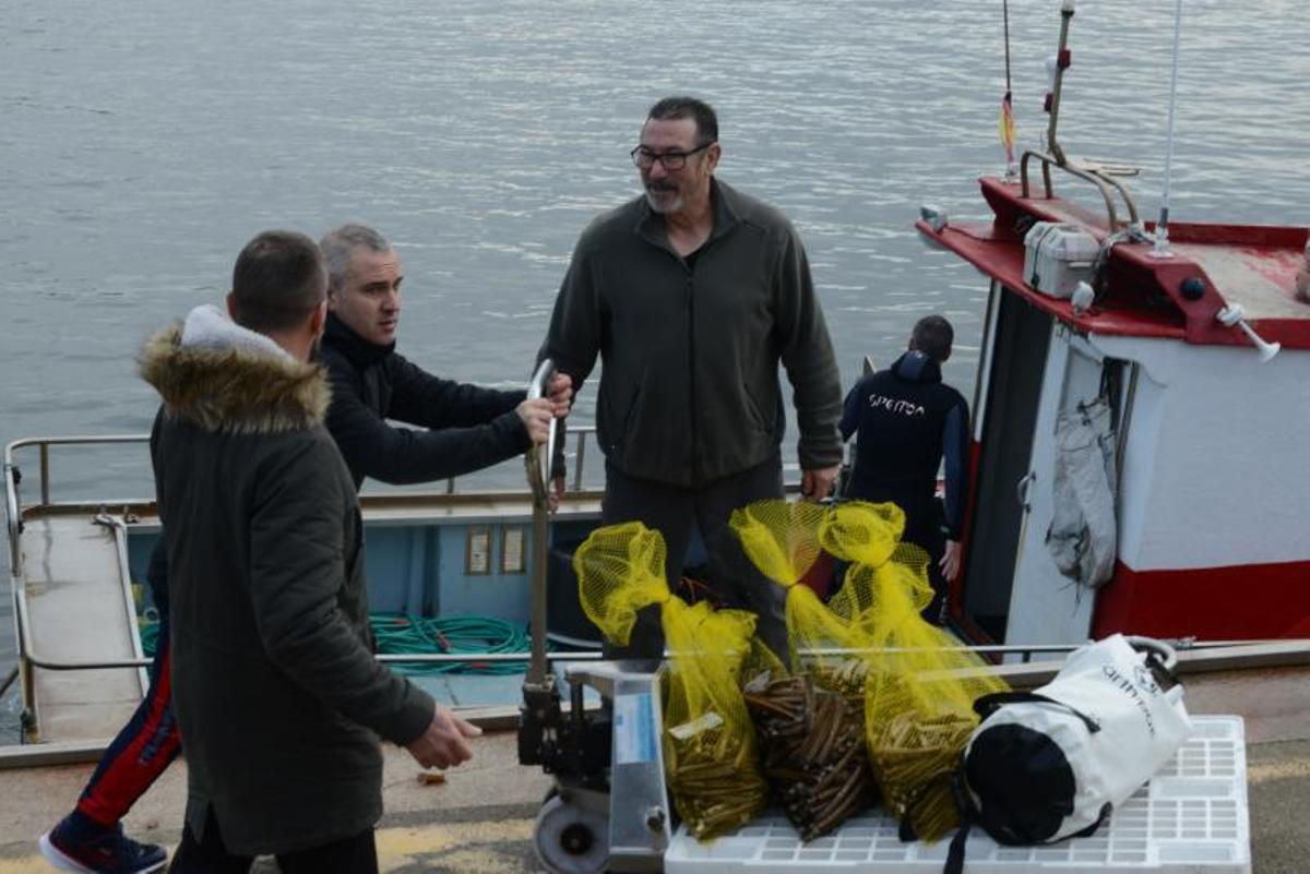 Los percebeiros de Cangas en el islote de Agoeiro durante las navidades, cuyo producto llegó a los 250 euros.   | // CEDIDA