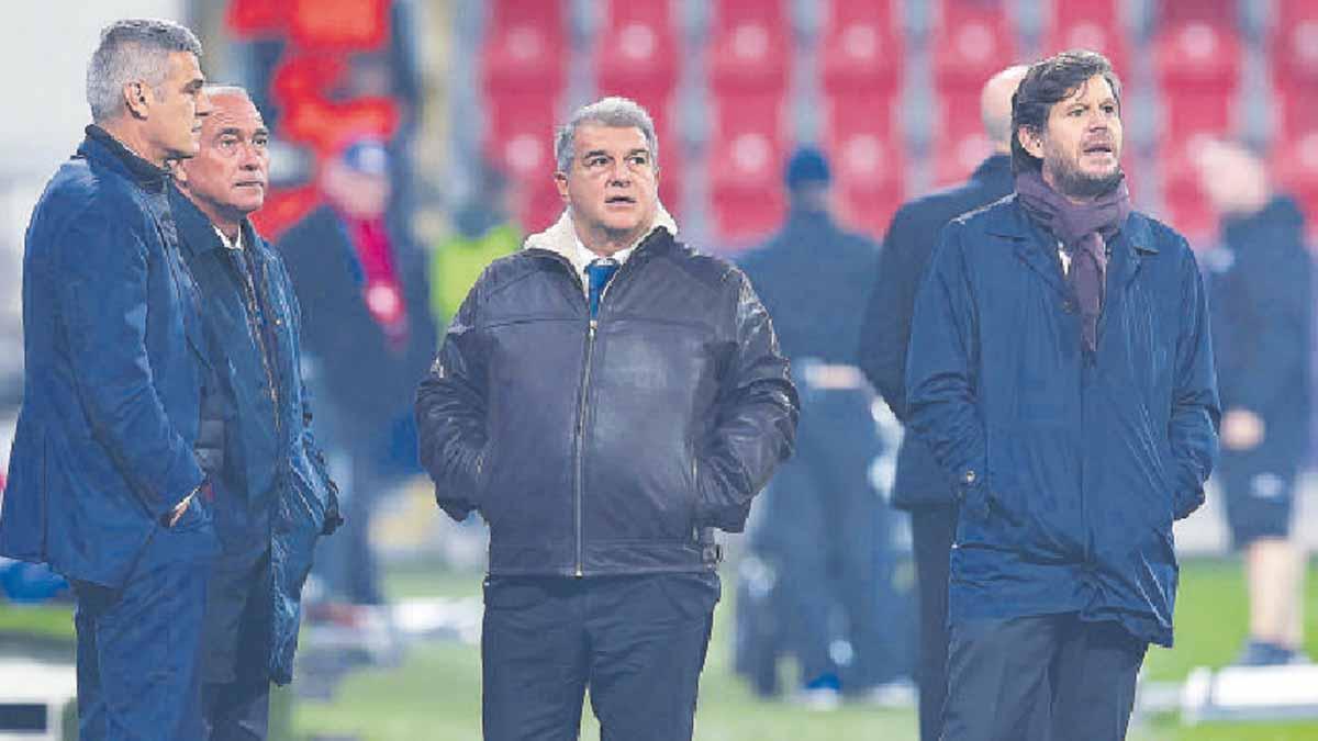 Alemany, Yuste, Masip y Laporta en un desplazamiento del FC Barcelona de la Champions League