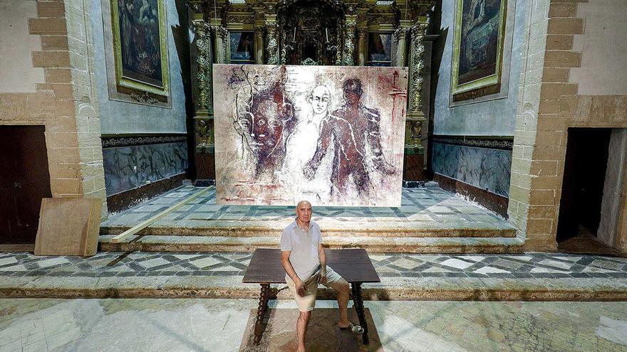 Der Künstler Joan Bennàssar in der Kirche des Klosters von Santo Domingo in Pollença, die einen Teil seiner Ausstellung beherbergt.