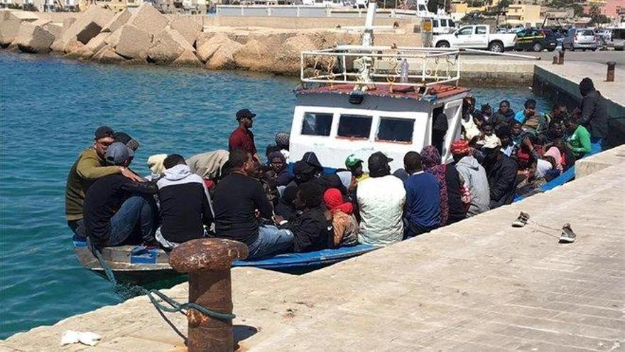 Decenas de inmigrantes llegan en barcazas a la isla italiana de Lampedusa