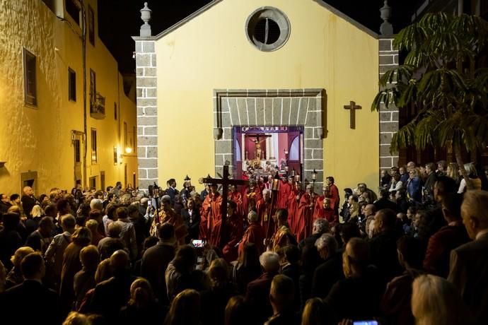 19.04.19. Las Palmas de Gran Canaria. SEMANA SANTA. Viacrucis del Silencio, Cristo del Buen Fin a su salida de la Iglesia del Espíritu Santo, Vegueta.  Foto Quique Curbelo  | 19/04/2019 | Fotógrafo: Quique Curbelo