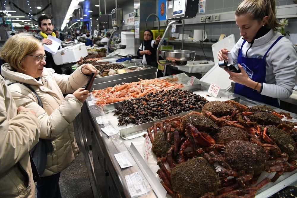 Percebes que alcanzan los 120 euros el kilo, cigalas, centollas, lubrigantes...