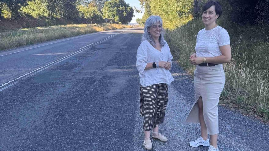 Susana Tato y Ariadna Fernández en un tramo de la PO-840, en Agolada
