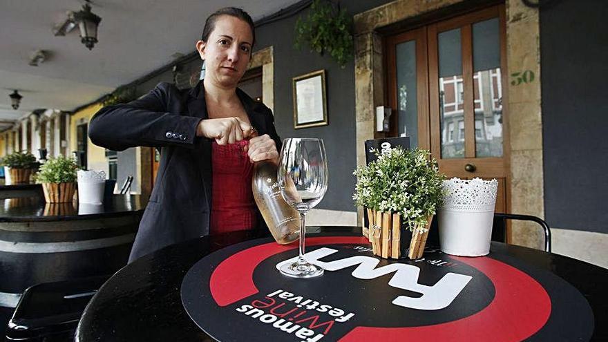 Sandra Verdayes, con uno de los vinos de la anterior edición.