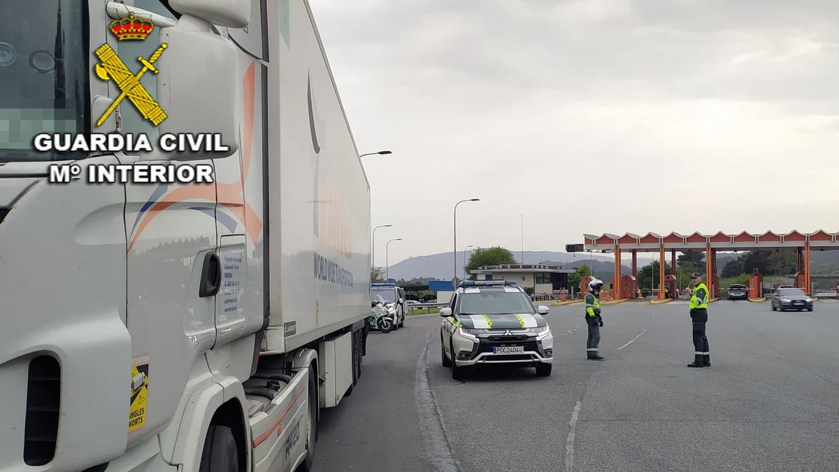 Agentes de la Guardia Civil, junto al camión en el peaje de Vilaboa