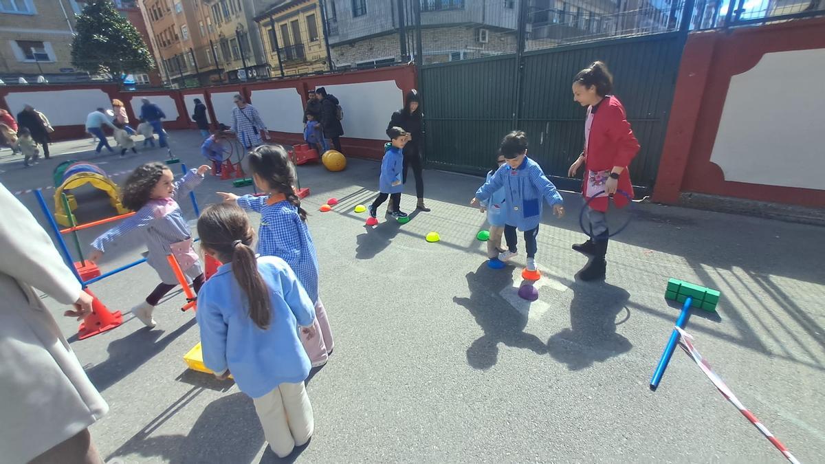 Alumnos del centro, durante la jornada de juegos.