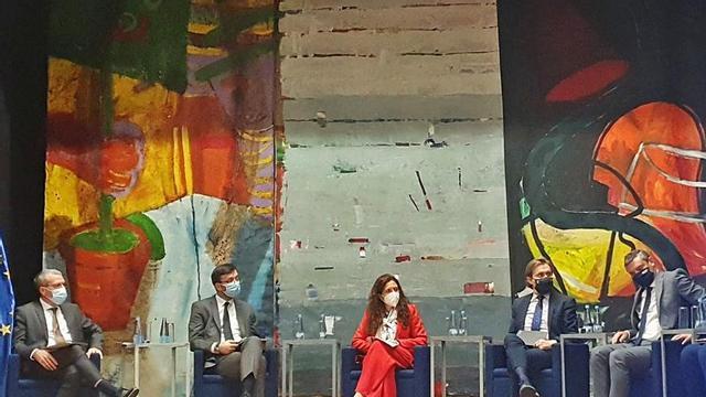 Francesc Boya, primero por la izquierda, durante el encuentro celebrado ayer en Portugal.
