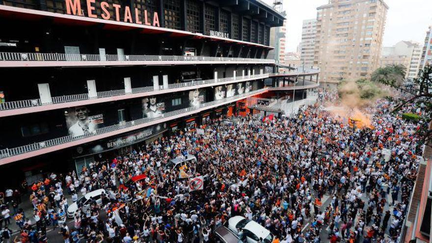 La afición del Valencia CF se manifiesta contra el máximo accionista Peter Lim | LEVANTE EMV