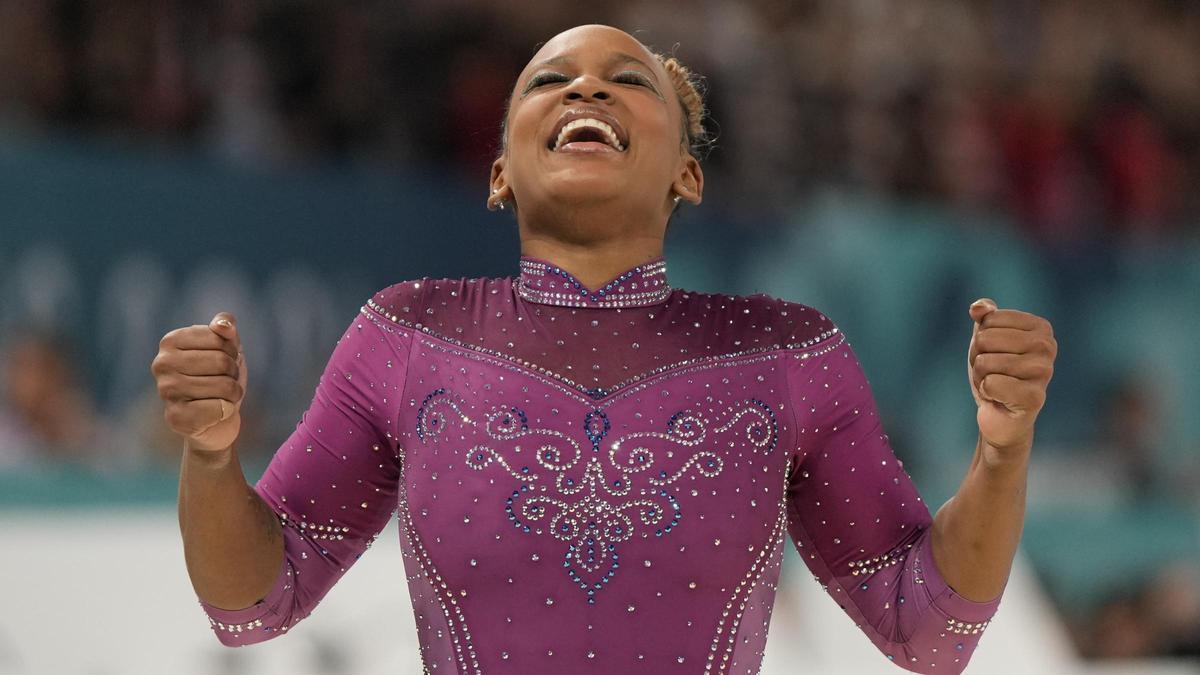 Rebeca Andrade, Brasil, tras completar su rutina en la final individual de barra de equilibrio en el Arena Bercy