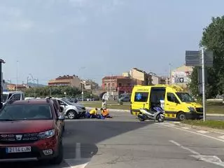 Accident entre un cotxe i una moto a la plaça de Prat de la Riba de Manresa