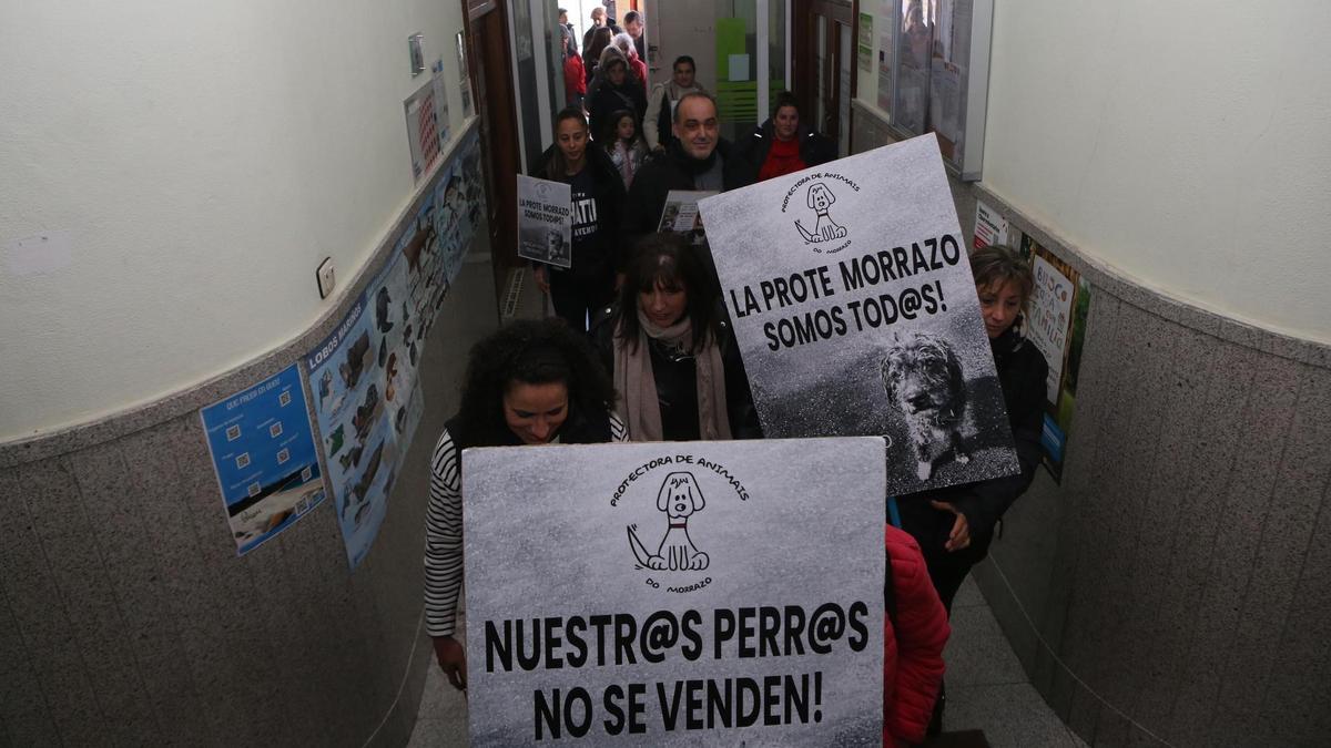 Una de las acciones de protesta de la Protectora en el Concello de Bueu, en abril de 2024.