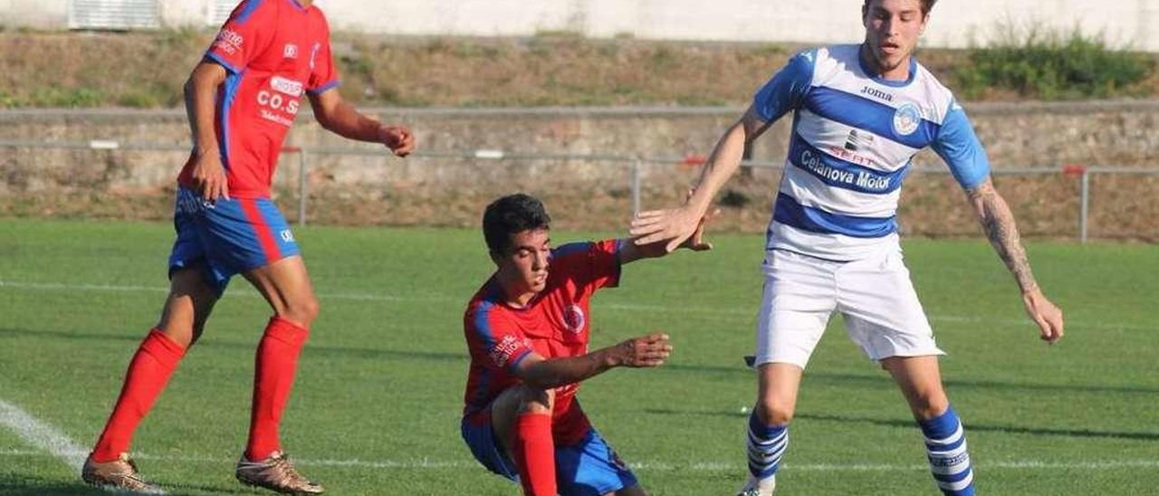 David González observa la presión de Dacoba, desde el suelo, sobre Omar, centrocampista del Sporting Celanova. // Yedra Seara