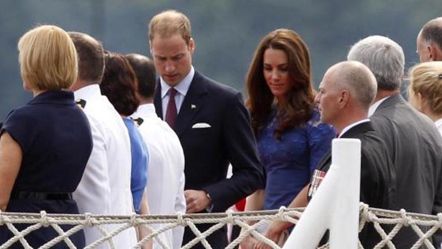 El príncipe Guillermo de Inglaterra y su esposa Catalina Middleton han llegado este domingo a Québec a bordo de una fragata.
