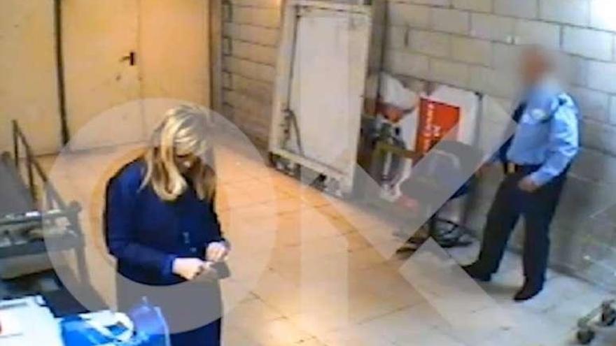 Cifuentes en el vídeo en el que un vigilante de seguridad registra su bolso y encuentra los botes de crema, que ella acaba pagando. // OK Diario