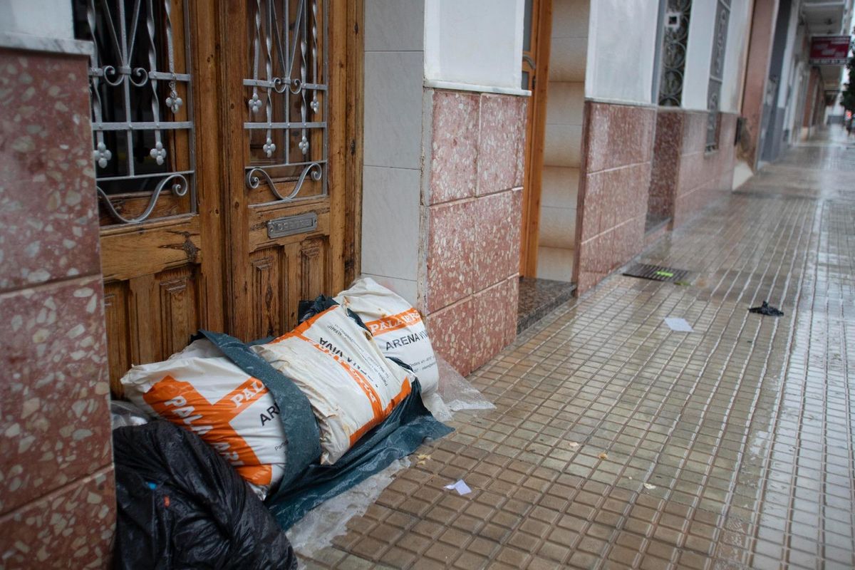 Sacos para proteger el interior de los bajos del agua en Algemesí