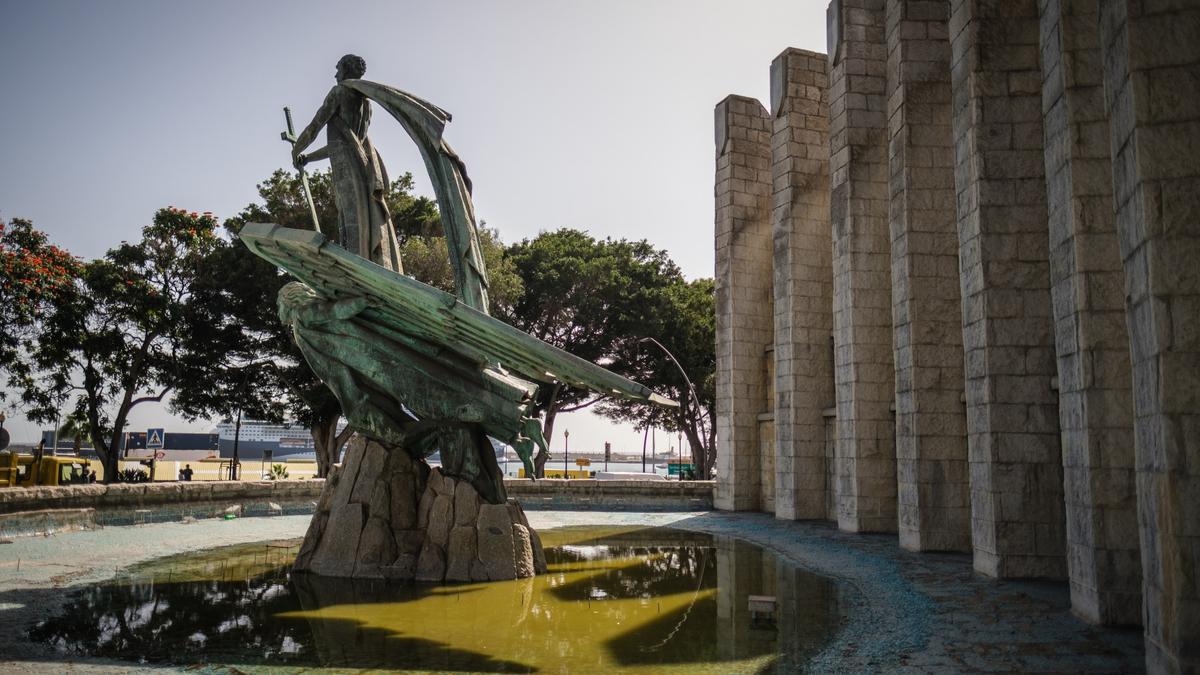 Monumento a Franco situado en la avenida de Anaga.