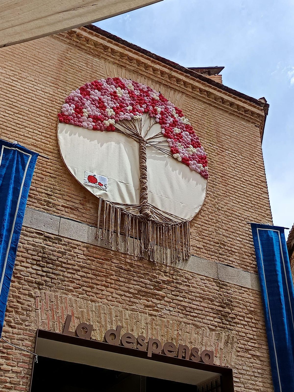 Mural circular de Azucaica Teje que simboliza el árbol de la vida