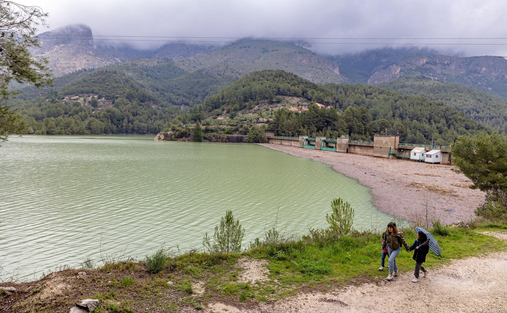 Las lluvias obligan a abrir las compuertas del embalse de Guadalest que se encuentra al límite de su capacidad.