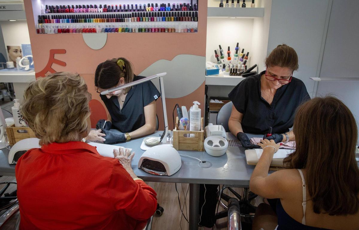 Dos clientas en un centro de uñas ubicado en el centro de Barcelona (Wiki Nails), una de las ciudades donde más establecimientos de manicura han abierto. Dos clientas en un centro de uñas ubicado en el centro de Barcelona (Wiki Nails), una de las ciudades donde más establecimientos de manicura han abierto.