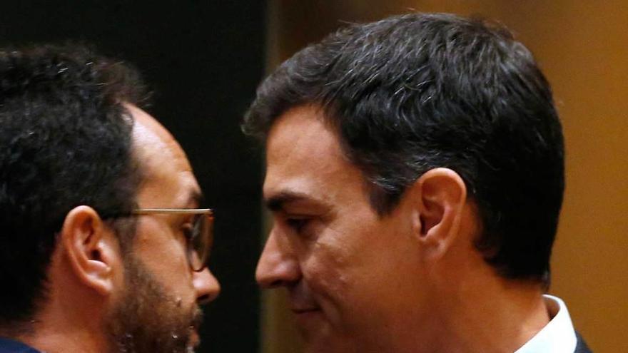 El exportavoz socialista Antonio Hernando y Pedro Sánchez, abrazándose ayer al comienzo de la reunión de los grupos parlamentarios.
