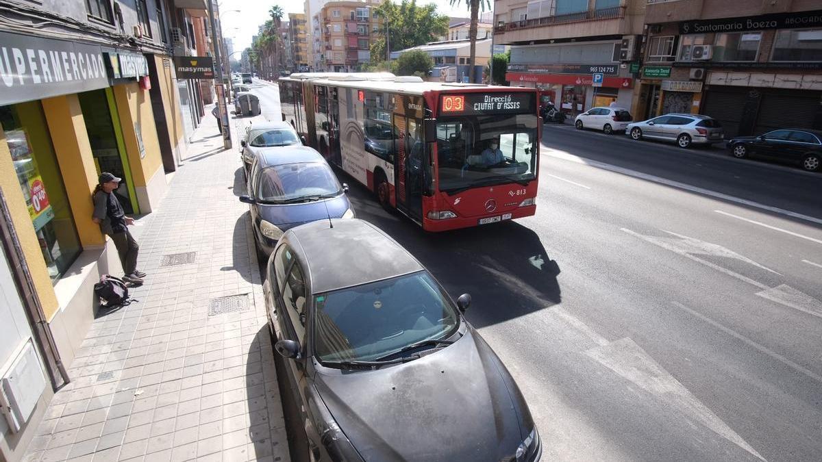 Actualmente, la avenida Aguilera tiene cuatro carriles de circulación (dos por sentido), con una banda de aparcamiento en ambos extremos