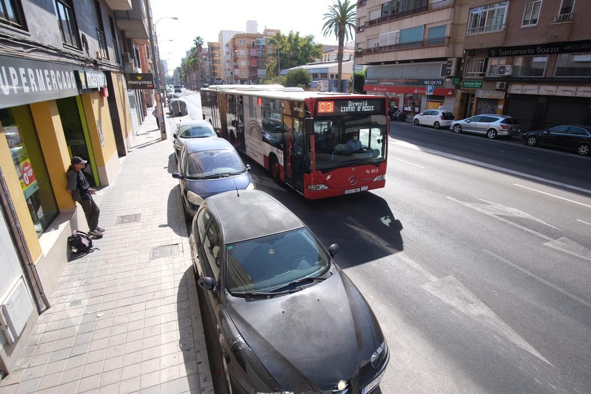 Actualmente, la avenida Aguilera tiene cuatro carriles de circulación (dos por sentido), con una banda de aparcamiento en ambos extremos