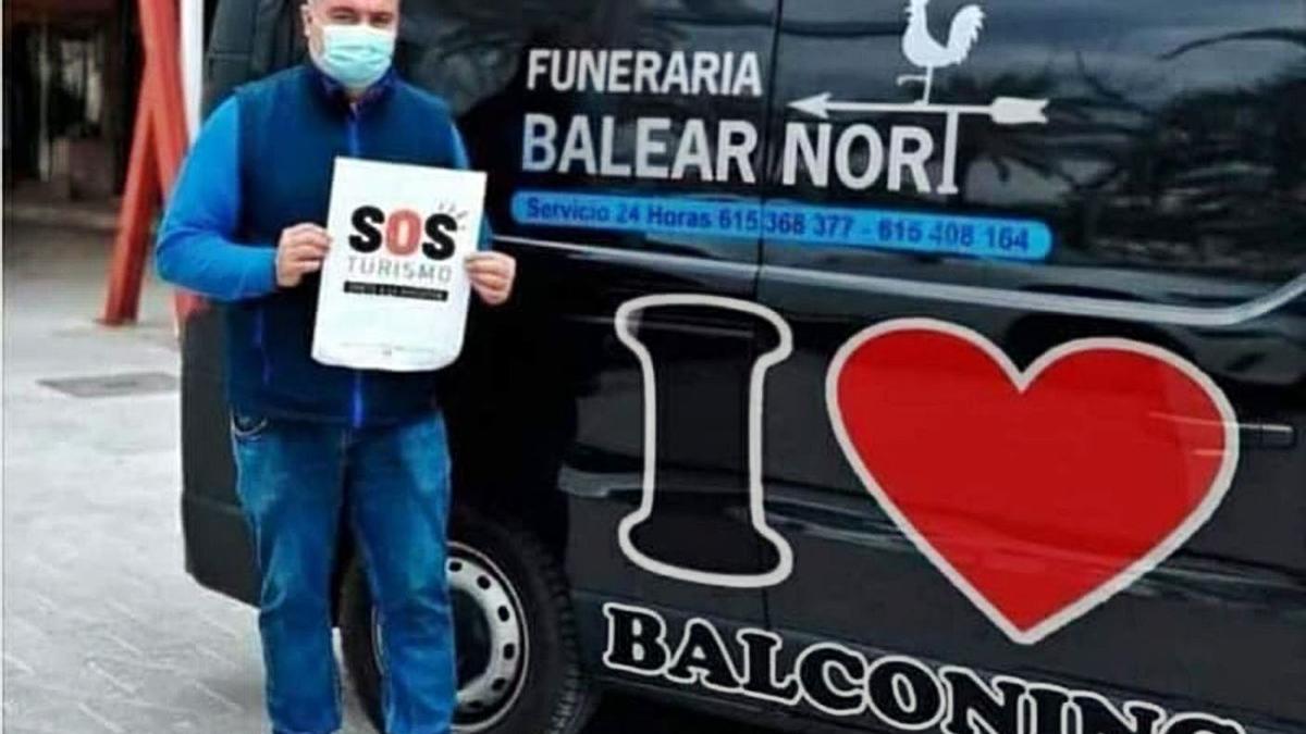 La imagen manipulada de la furgoneta fúnebre con la frase ‘I love balconing’.
