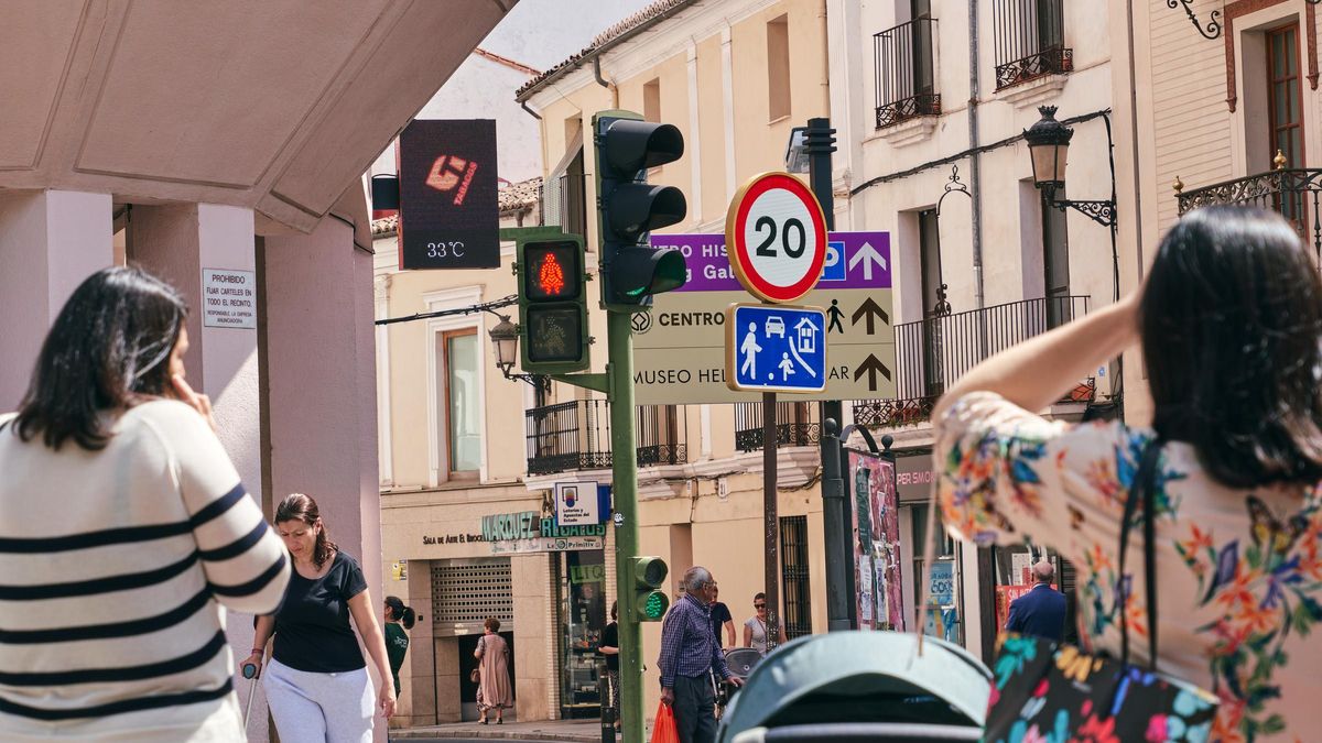 Un termómetro marca los 33 grados en Cáceres, en la última semana de abril.