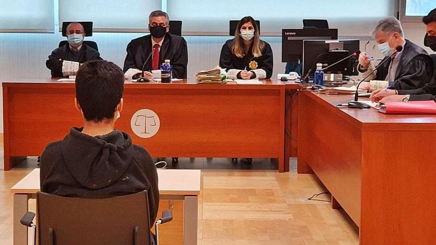 El joven que apuñaló a su compañero de clase, de espaldas en el juicio celebrado en Elche