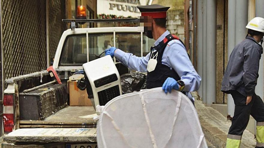 Un agent posa material comissat en un vehicle de la brigada municipal