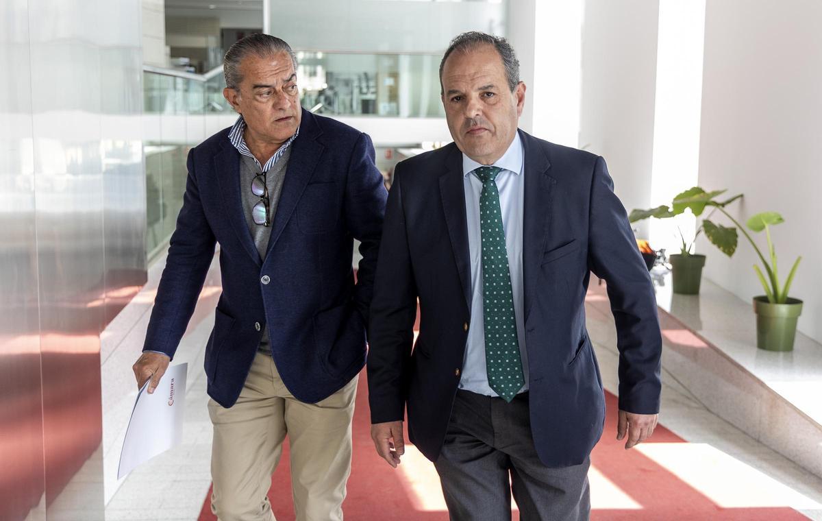 El presidente de la Cámara de Alicante, Carlos Baño, con el secretario general de la institución, Andrés Sevila.