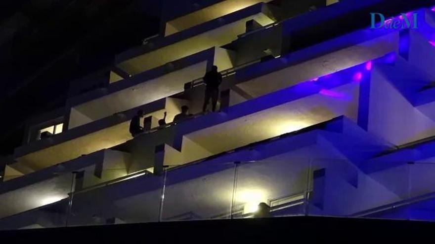 Las peligrosas actitudes de los turistas en balcones de hoteles en Magaluf