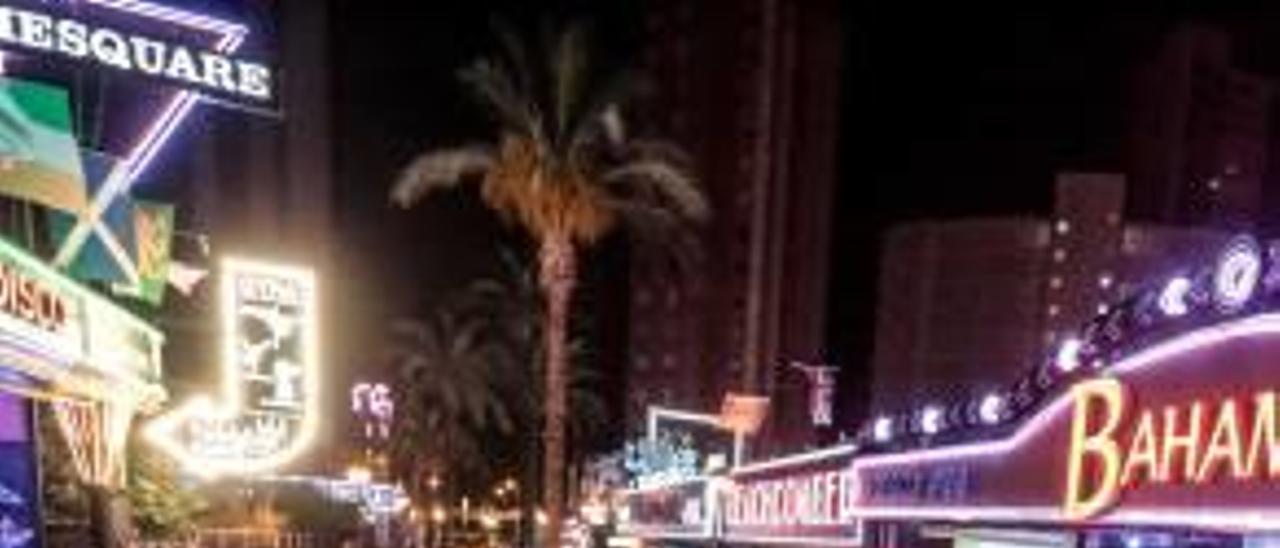 Una de las calles de la conocida como zona «guiri» de Benidorm.