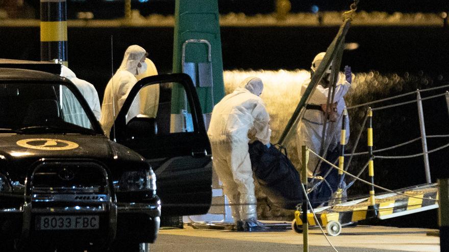 Rescatados tres cuerpos de la patera hundida en Lanzarote